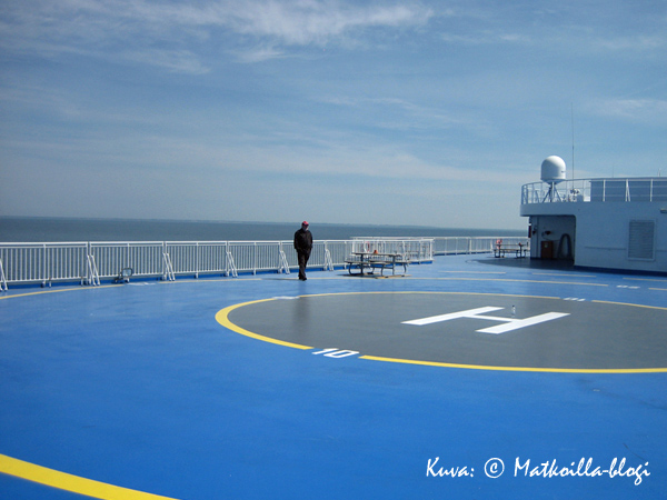 Avara helikopterikansi ja aurinkoinen, aava Itämeri. Kuva: © Matkoilla-blogi