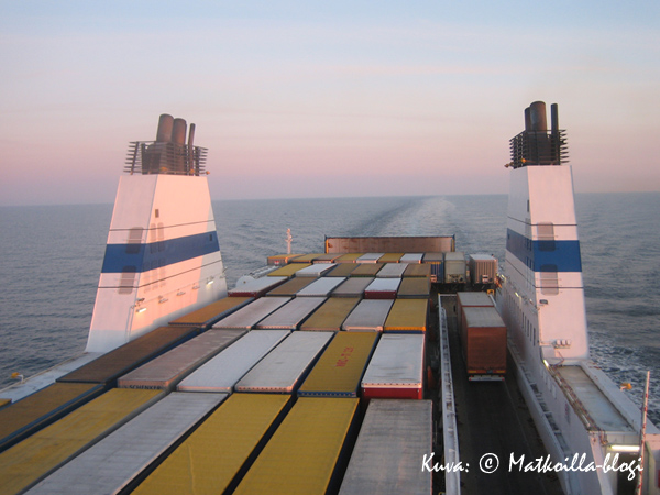 Ilta-aurinko värittää Itämeren moottoritietä. Kuva: © Matkoilla-blogi