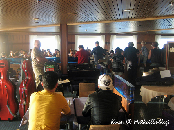 Meripäivän aikana saimme nauttia myös nuoriso-orkesterin konsertistsa laivan ruokasalissa. Kuva: © Matkoilla-blogi