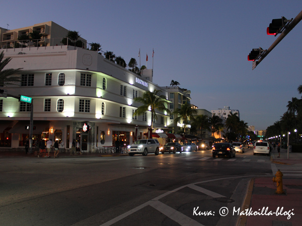 Ilta laskeutumassa Ocean Driven ylle Miami South Beachilla. Kuva: © Matkoilla-blogi