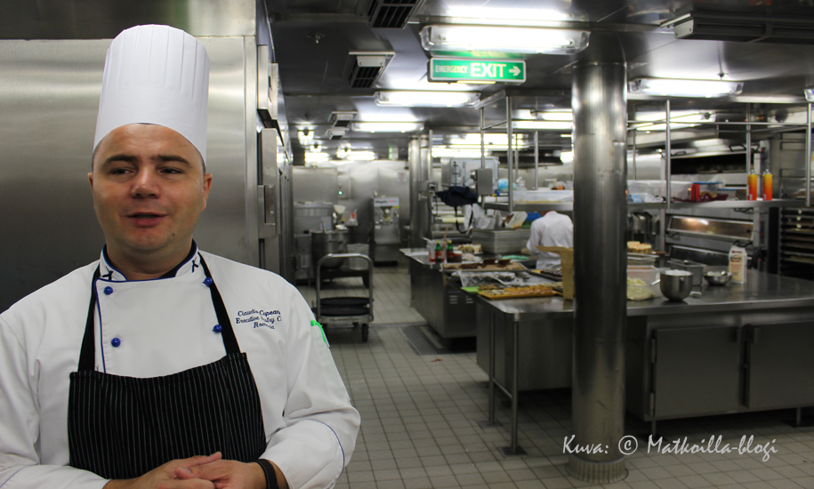 Celebrity Reflectionin Pastry Chef Claudio kierrätti keittiössä. Kuva: © Matkoilla-blogi