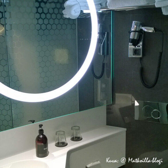 Tyylikäs ja valoisa kylpyhuone. Kuva: © Matkoilla-blogi