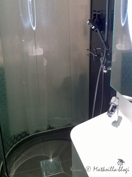 Kylpyhuoneen suihkunurkkaus on lasiseinäinen huoneen suuntaan, verho löytyy kuitenkin ulkopouolella. Kuva: © Matkoilla-blogi