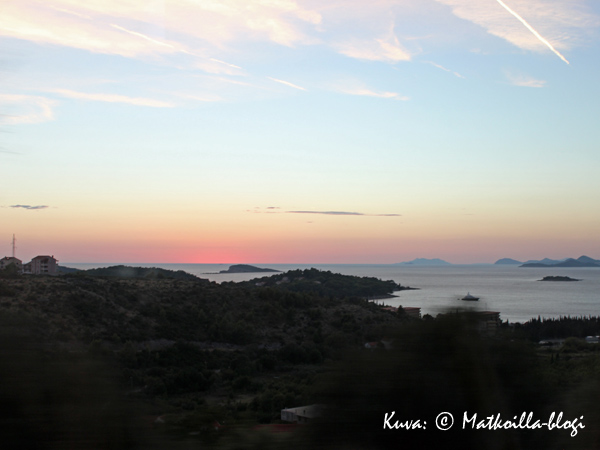 Aurinko laski Cavtatin kylän kohdalla matkatessamme takaisin Dubrovnikiin Montenegron retkeltä. Kuva: © Matkoilla-blogi