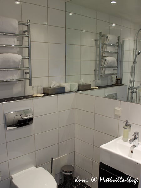 Täyskaakeloitu kylpyhuone. Kuva: © Matkoilla-blogi